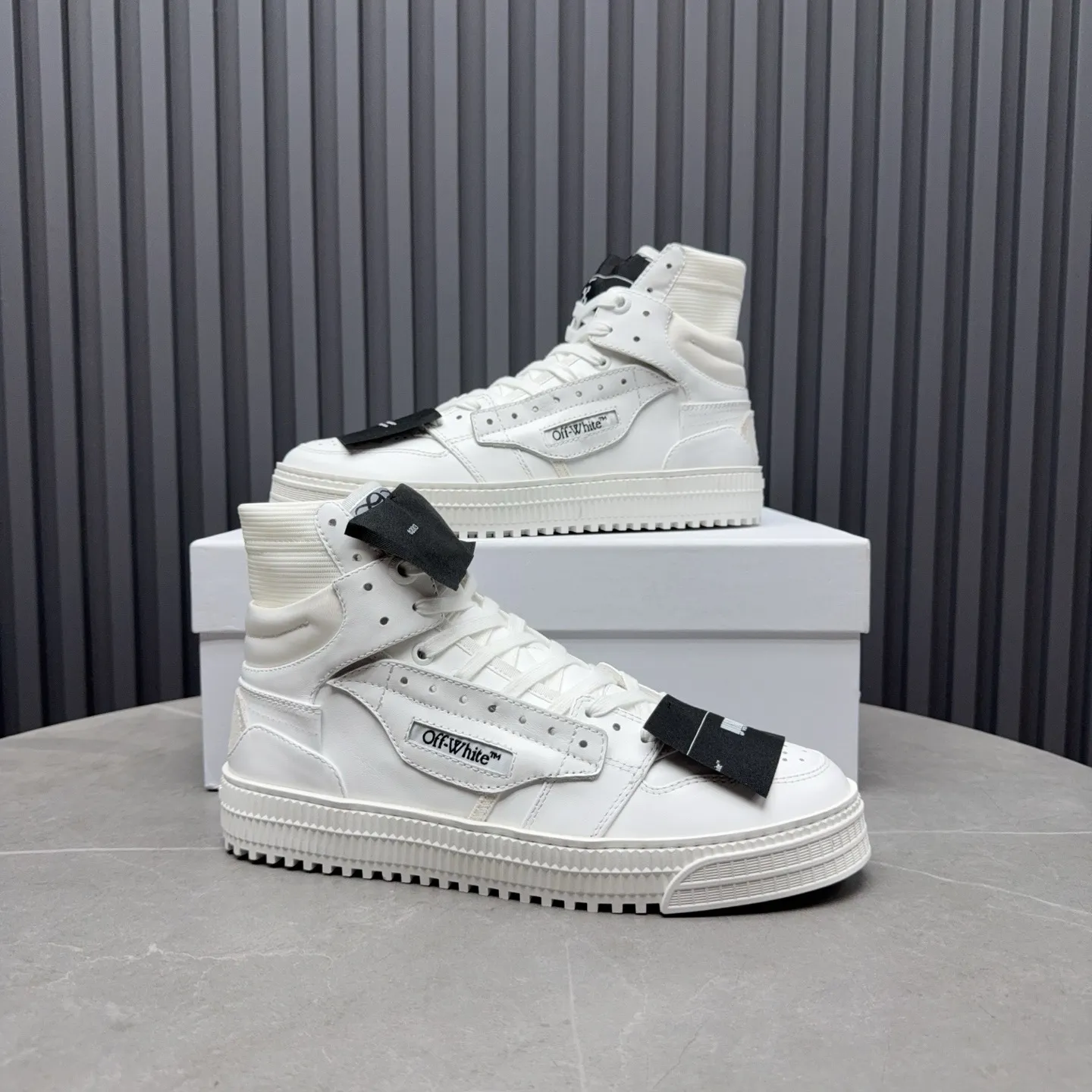 Men's shoes💰740 OFF WHITE ⚡️Couple style⚡️The latest spring style street casual shoes, released with the highest quality version on the market👊Series original mold opening, original lasting, production technology 1:1 original version➰🔜The best choice for more and more celebrities and Internet celebrities🔸In the classics Changes in the code🔸Innovate in the trend🔸Strive to break away from the shackles of bad street design🔝Although he is not the originator of fashion design, he is definitely a shining dark horse in avant-garde design🐴🆙Do not follow the trend🔅Not universal beauty🔅 Fabric💯First-layer cowhide Lining💯Imported skin-friendly and environmentally friendly polyester mesh Foot pads💯Original molded high-elastic environmentally friendly molding pads Midsole💯Made with original last-last technology Outsole💯Rubber outsole Packaging💯Official website synchronizes full set of packaging (brand wrapping paper, brand certificate, brand cloth bag) Code numbers 35-44, 45 46 Customized
